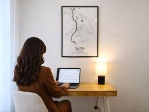 Le Subtil - By BEST KEYS - Élégance & Confort - 2 chambres séparées - Lit Queen Size - Smart TV Netflix - Machine à Café Nespresso - Proche Gare & Centre Ville - À 1H de Paris - WiFi Fibre - Check-in Autonome