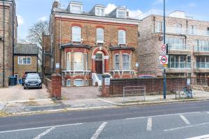 Stylish 3 Bedroom Apartment in North West London, Modern and Spacious
