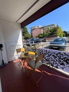 Joli studio neuf av terrasse à 50 m de la mer et gare