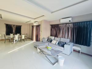 Pattaya Venice Villa 3 Bedrooms 4 Bathrooms for 9 people