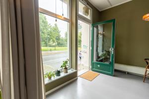 Zentrales Studio in ehemaligem Ladengeschäft mit Parkplatz in Leipzig