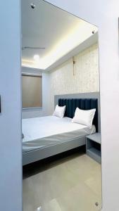 1 BR Cozy Stay near Old City with Restaurant