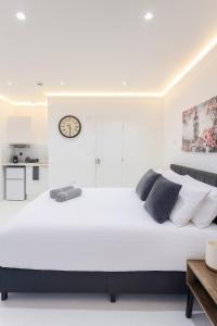 Centrally Located Elegant Modern Studio with WIFI