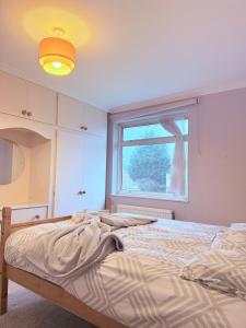 Spacious 3 Bed House In Horley With Long Driveway