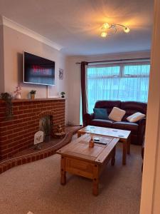 Spacious 3 Bed House In Horley With Long Driveway