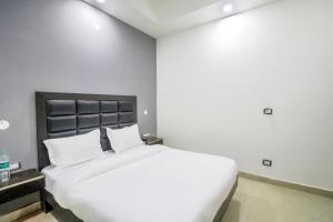 Collection O Mahavir Enclave Near Dashrath Puri Metro Station