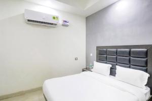 Collection O Mahavir Enclave Near Dashrath Puri Metro Station