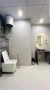 Big 1 BR City Centre with Restaurant near Old City