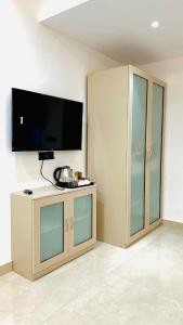 Big 1 BR City Centre with Restaurant near Old City