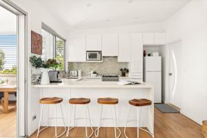 Luxury 2-Bed with Ocean Views and Garden