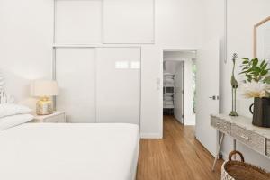 Luxury 2-Bed with Ocean Views and Garden