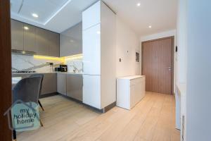 Modern 1BR Azizi Riviera with Pool & Gym