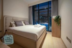 Modern 1BR Azizi Riviera with Pool & Gym