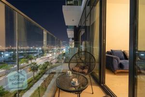 Modern 1BR Azizi Riviera with Pool & Gym