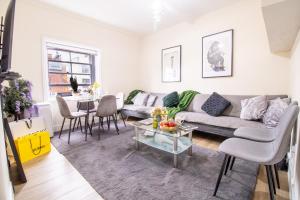Luxury 2 Bed Apartment in the Heart of Mayfair Your Stylish London Retreat 4th floor no lift