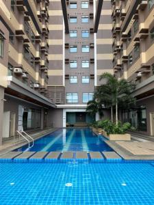 Sofi Staycation- Aurora Escalades