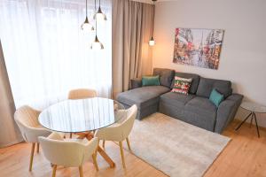 2 Luxurious one bedroom apartments 5 minute walk from the Gondola station