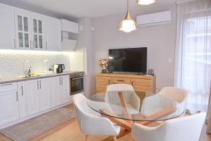 2 Luxurious one bedroom apartments 5 minute walk from the Gondola station