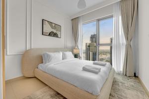 Neat 3BR Habour Views with Balcony-Burj Khalifa View, Pool, Gym and Modern Facilities