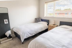 3 Bedroom Home - Free Parking - Sleeps 5 - Castle