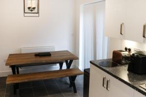 Spacious 4-Bed New Build Detached House with VAT Invoices & Parking Ideal for Business Stays