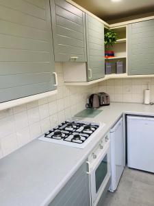 Bright & Modern 3 Bed Home with Garden in Farnham