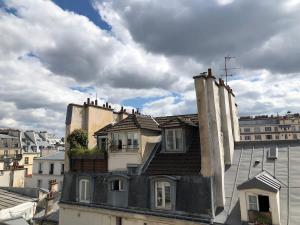 Light filled architects nest between rooftops