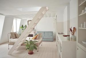 Light filled architects nest between rooftops