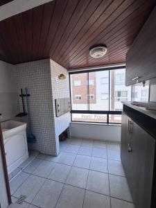 Apartamento no Centro, com vaga e a 5 min da praia