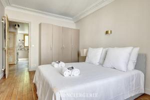 Refined & Cozy Stay in Paris