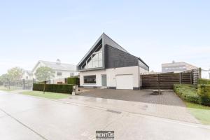 Fevery Village - spacious holiday home for 12 guests with enclosed garden