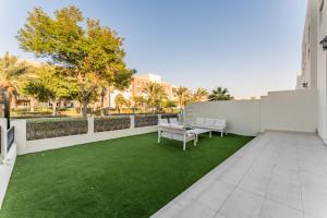 Spacious 3BR and Assistant Room with Community View - Al Quortaj Villa, Al Furjan by Deluxe Holiday Homes