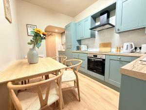 Contractor 4BD Carlisle Long Stay w Wi-Fi, Washer, Smart TVs & Parking