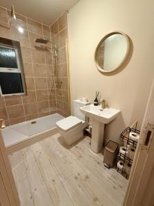 Contractor 4BD Carlisle Long Stay w Wi-Fi, Washer, Smart TVs & Parking
