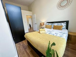 Hammersmith 2BDR Flat with Washer-Dryer, WiFi Close to Westfield & Shepherds Bush by Staylio London