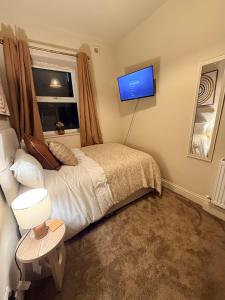 Contractor 4BD Carlisle Long Stay w Wi-Fi, Washer, Smart TVs & Parking