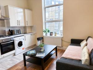 Hammersmith 2BDR Flat with Washer-Dryer, WiFi Close to Westfield & Shepherds Bush by Staylio London