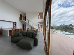 Casa na Serra com suítes, vista, lazer completo