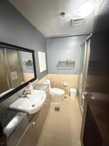 Modern style 2BR Condo Good for 6 Packs Near NAIA