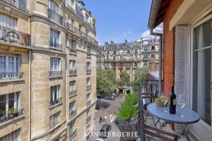 Duplex dexception avec terrasse face a la Tour Eiffel
