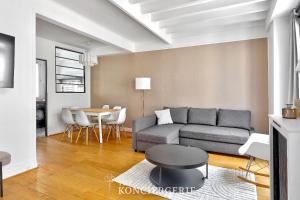 Duplex dexception avec terrasse face a la Tour Eiffel