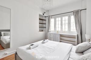 Duplex dexception avec terrasse face a la Tour Eiffel