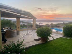 Orsa sul mare a Baja Sardinia