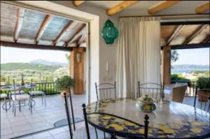 Orsa sul mare a Baja Sardinia