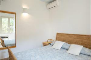 Orsa sul mare a Baja Sardinia