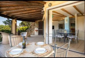 Orsa sul mare a Baja Sardinia