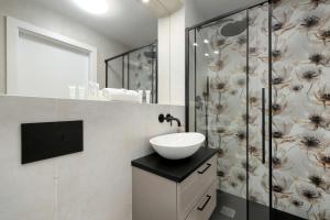 LUX Top Floor Apartment Art Lake Mielno with Pool, Air Conditioning and Parking by Noclegi Renters