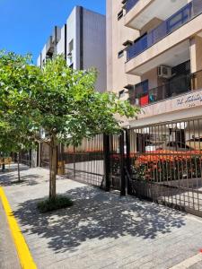 Amplo apto , 3 banheiros, 3 quartos com serviço de praia na Enseada Guarujá