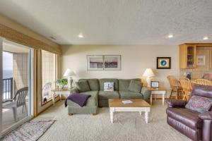 Lincoln Beach Condo with Balcony and Ocean Views!