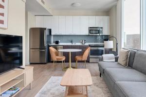 Blueground Ballbach and SOFA pool nr Plaza de Cesar Chavez SFO-2023